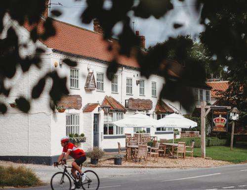 www.thecrowninnroecliffe.co.uk