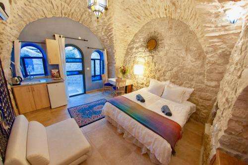 www.artistquarterguesthouse.com