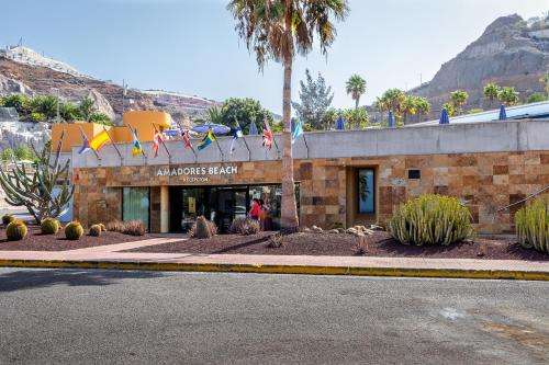 www.apartmentsamadoresbeach.com