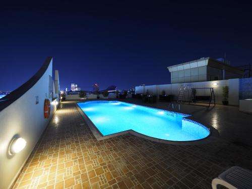 www.skylarkhotelapartments.com