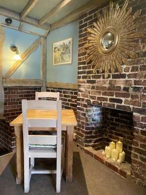 www.crown-inn-dialpost.co.uk