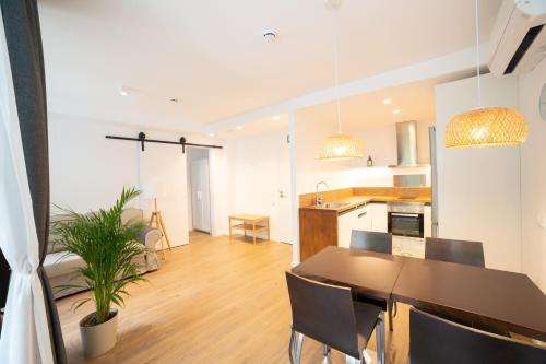 www.apartamentsvoralmar.cat