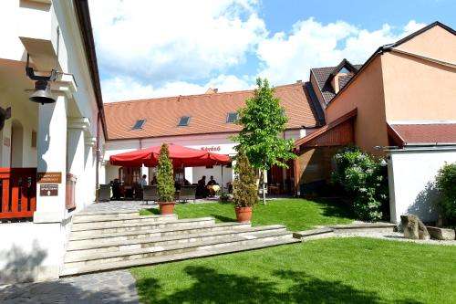 www.servitaudvarhaz.com
