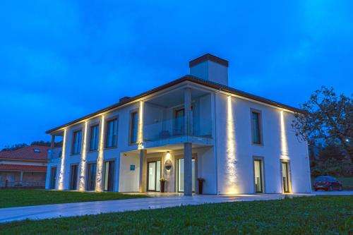 www.aparthotelriadelires.com