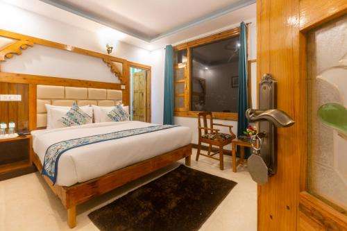 www.goldenoakshimla.com