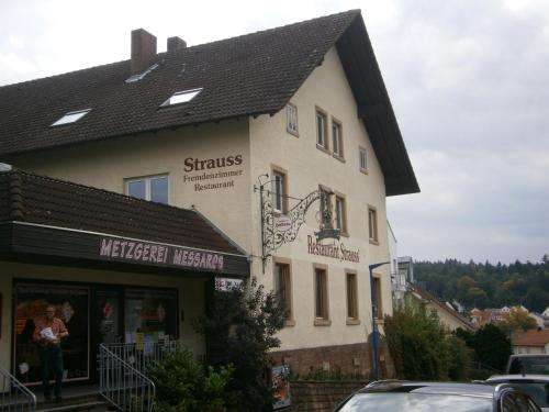 www.hotel-strauss.net