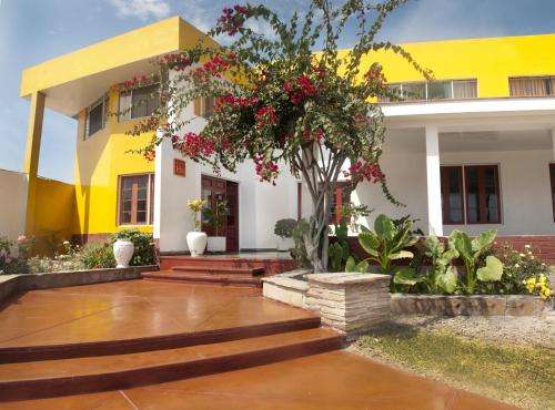 www.hostalmiramarpisco.com