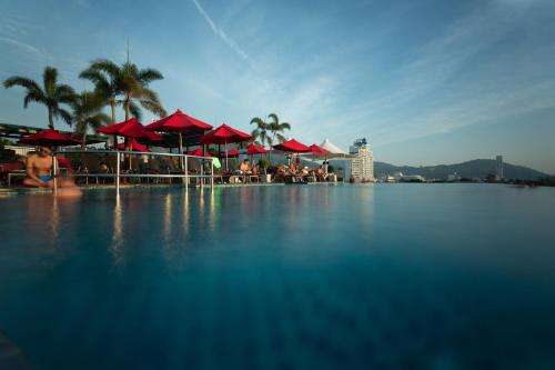 www.thecharmresortphuket.com