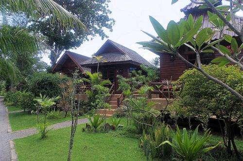 www.thaihousebeachresort.net