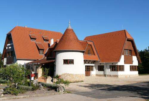 www.kadartavendeglo.hu
