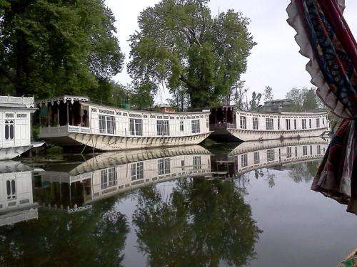 www.buttsclermonthouseboat.com