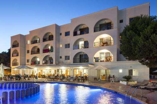 www.hotelcalavedella.com