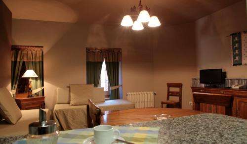 www.apartamentsserrano.com