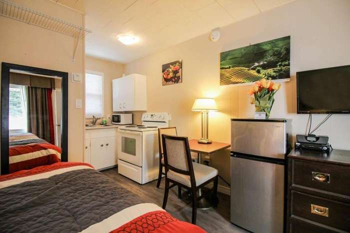 www.thewhitehorsemotel.ca