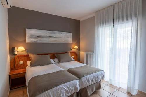 www.hotelparisencamp.com