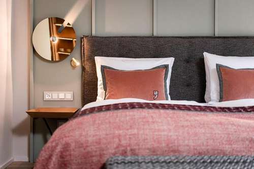 www.evahotels.com