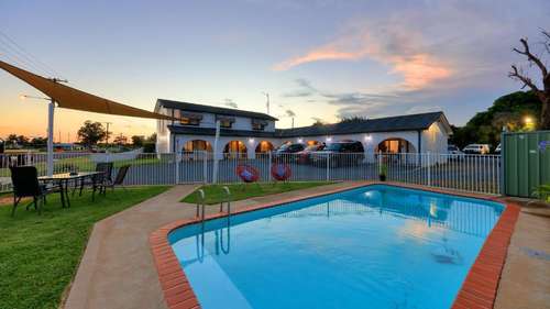 www.parkesfederationmotel.com.au