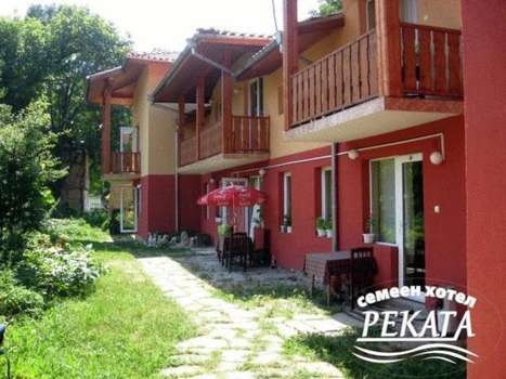 www.hotel-rekata.com