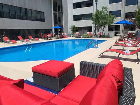 www.hoteluniverselmontreal.com