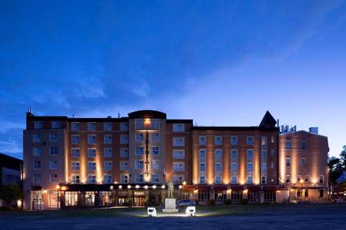 www.hotelchateaulaurier.com