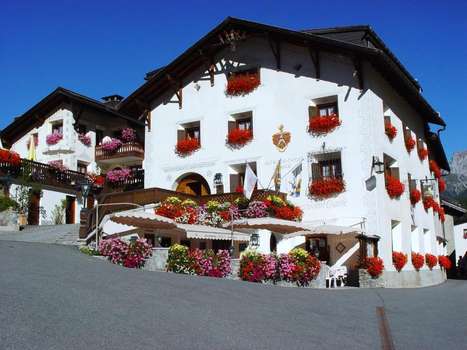 www.schlosshoteltarasp.ch