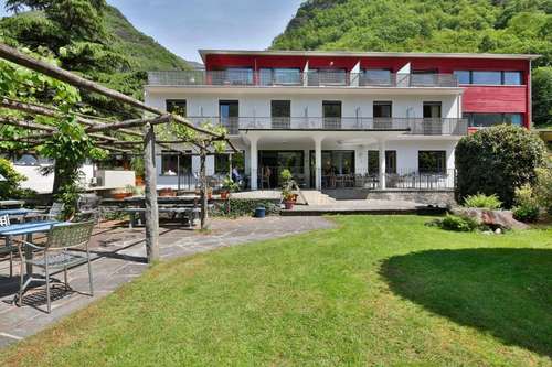 www.hotel-cristallina.ch