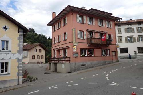 www.hotel-raetia.ch