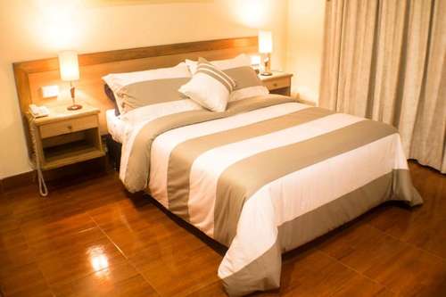 www.hotelcharlies.com
