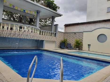 www.hotelpuertadeorobaq.com