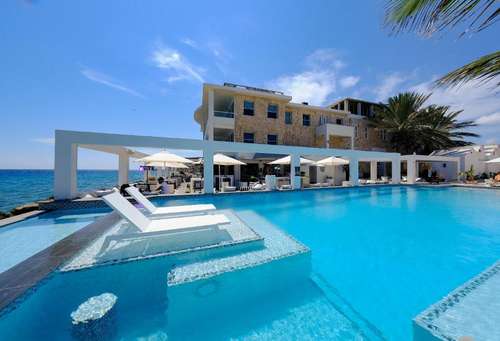 www.sainttropezcuracao.com
