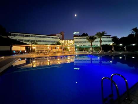 www.adelaisbayhotel.com