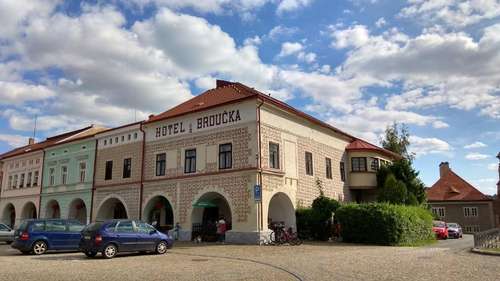 www.hotelubroucka.cz