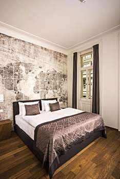 www.hotelgoldencrown.com