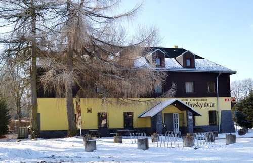 www.hoteladolfovskydvur.cz