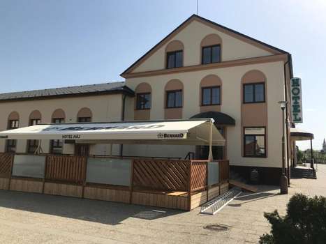 www.hotelpodhurkou.cz