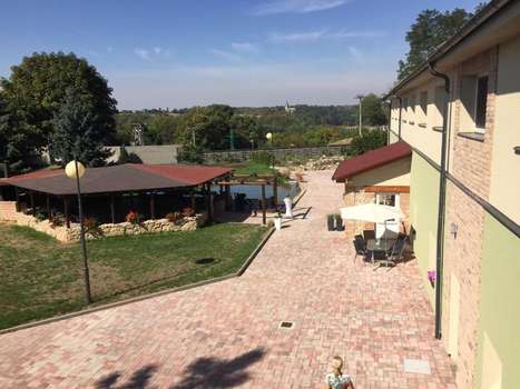 www.hotel-dvur.cz