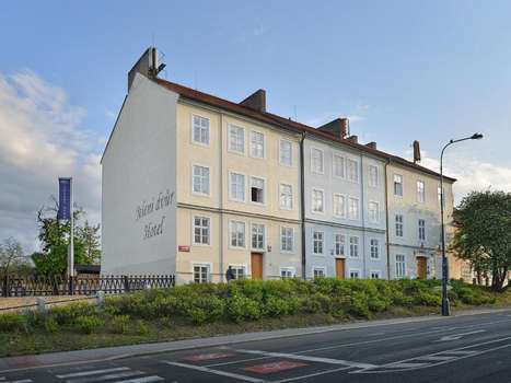 www.hoteljelenidvur.cz