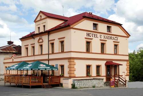 www.hotelunadrazi.cz