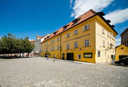 www.archibaldatthecharlesbridge.cz
