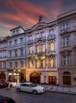 www.residenceucernehoorla.cz