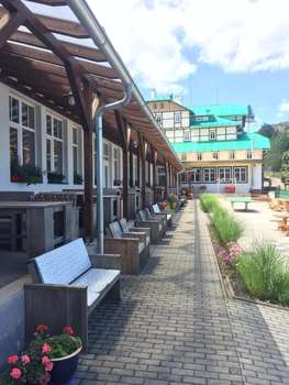 www.hotelpodzvicinou.cz