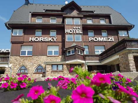 www.hotelpomezi.cz