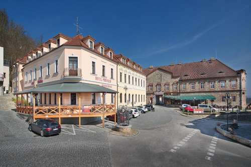 www.hotel-podhrad.cz
