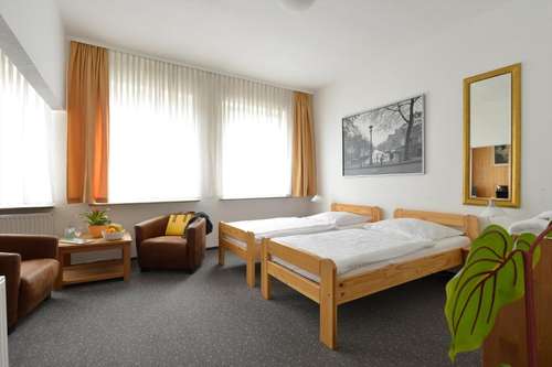 www.hotel-zur-post-kleve.com