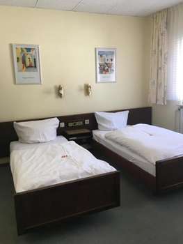 www.zumloewenhotel.de