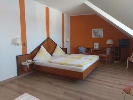 www.hotel-elxleben.com