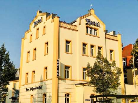 www.hotel-am-bayrischen-platz.de