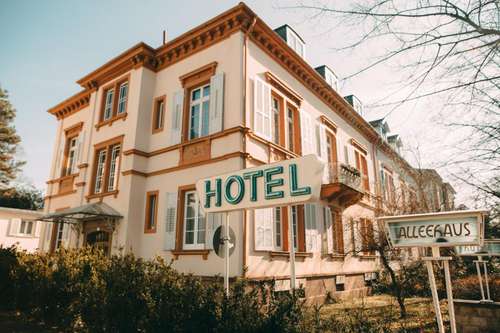www.hotel-alleehaus.de