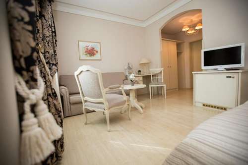 www.hotel-burghof.com
