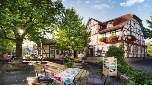 www.landhotel-altenburschla.de